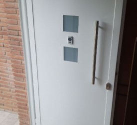 puerta aluminio casa2