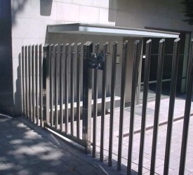 Cerramiento-cancela-de-acero-inoxidable