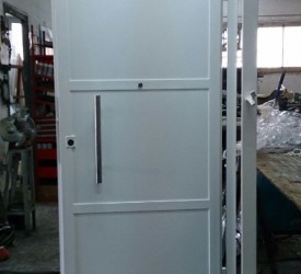 Puerta de entrada de hierro