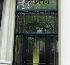 Fabricación de instalación de puertas en hierro forjado para entradas