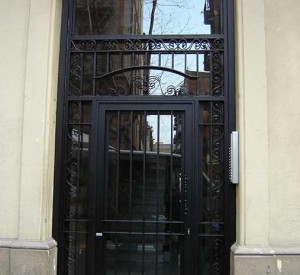 Fabricación de instalación de puertas en hierro forjado para entradas